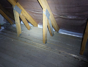 Zateplení stropu rodinného domu pomocí foukané izolace